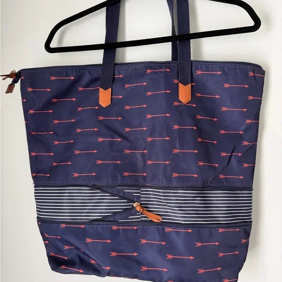 Stella & Dot Expandable Daytripper Bag, Navy with Red Arrows - Picture 2 of 7